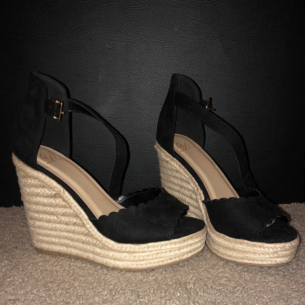 Boutique scalloped black wedges